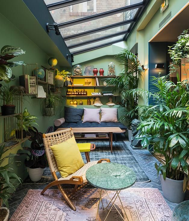 ruang tamu bergaya urban jungle