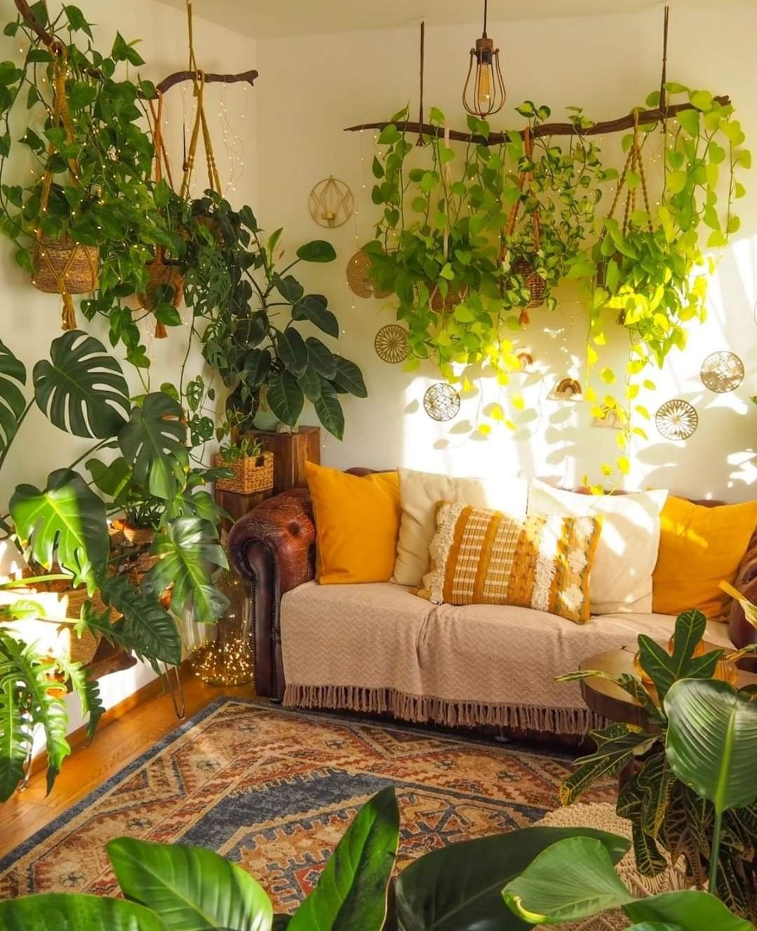 ruang tamu bergaya urban jungle