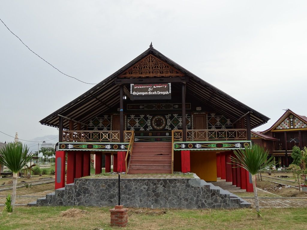 rumah adat aceh